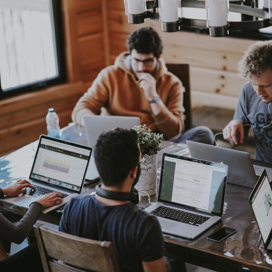 Equipo de abogados colaborando en una estrategia legal en un espacio de trabajo moderno.