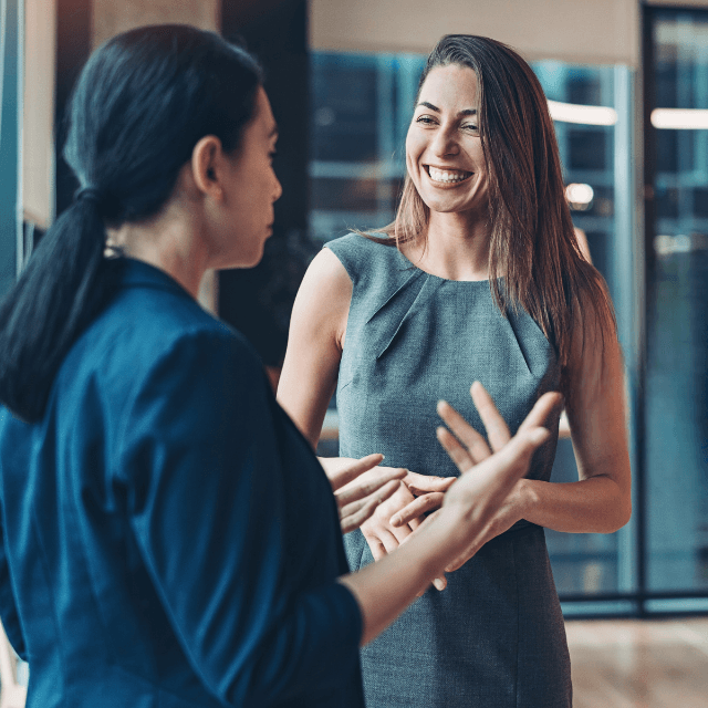 Abogado sonriente con libros de derecho en el fondo, representando el servicio pro bono